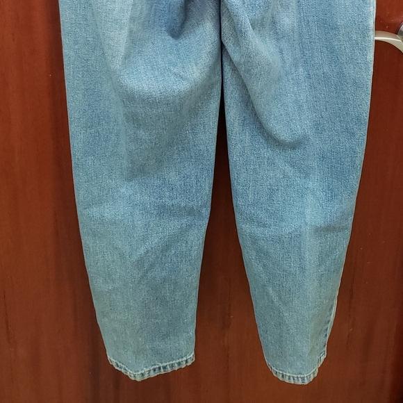 Liz Claiborne distressed mom's jeans. - Picture 4 of 11